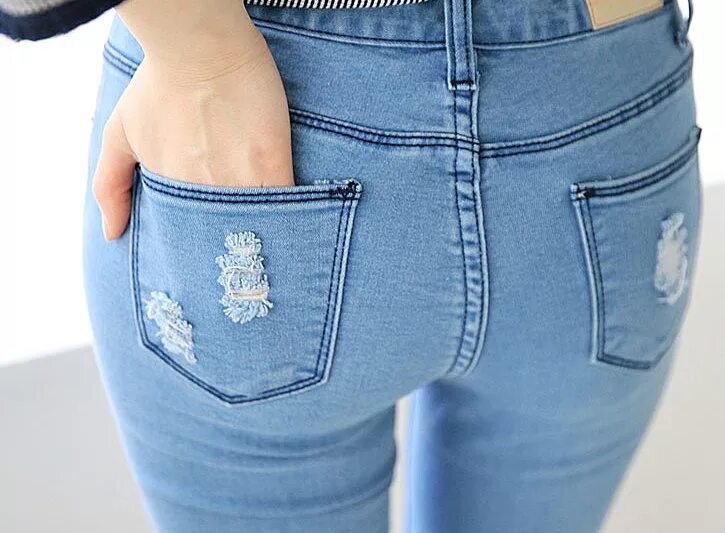 карман джинс. идеально сидящие джинсы. маленькие попки в джинсах. влезть в джинсы. джинсы малы фото.