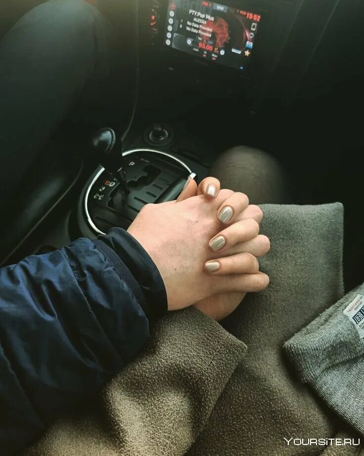 Руки пары в машине. Руки влюбленных в машине. Руки мужчины и женщины в машине. Держаться за руки в машине. Красивые женские руки.