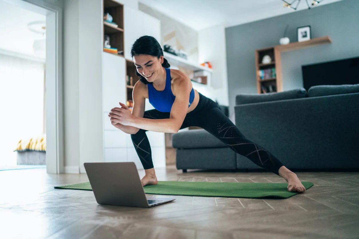 Stretch class. Занятие спортом. Домашние тренировки. Домашний фитнес. Занятия фитнесом дома.