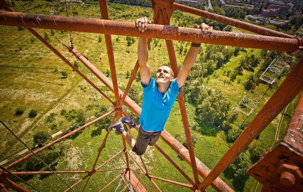 Скайпарк эй джей хаккетт сочи. Раскалов и махоров. Шанхайская башня вадим махоров. Ангелина николау 2023. Руферы на сталинской высотке.