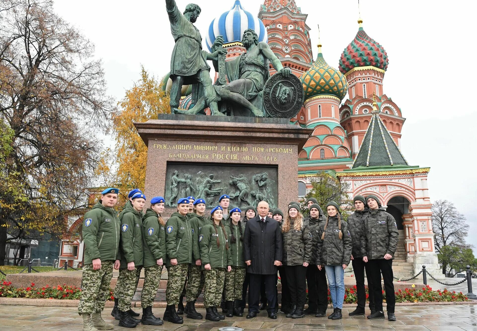 Память пожарского. Возложение цветов к памятнику Кузьме Минину и Дмитрию Пожарскому. 4 Ноября 2020 возложение цветов к памятнику Минину и Пожарскому. Президент возложил цветы к памятнику Кузьме Минину и. Владимир Путин возложил цветы Минину и Пожарскому.