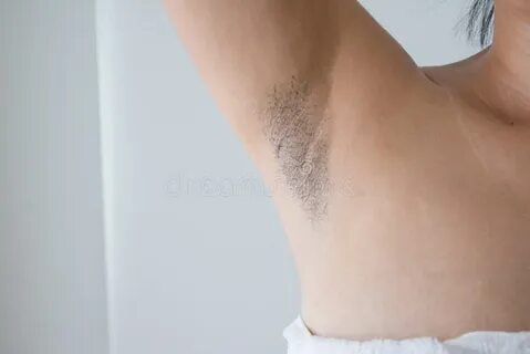 Почему желтеют подмышки