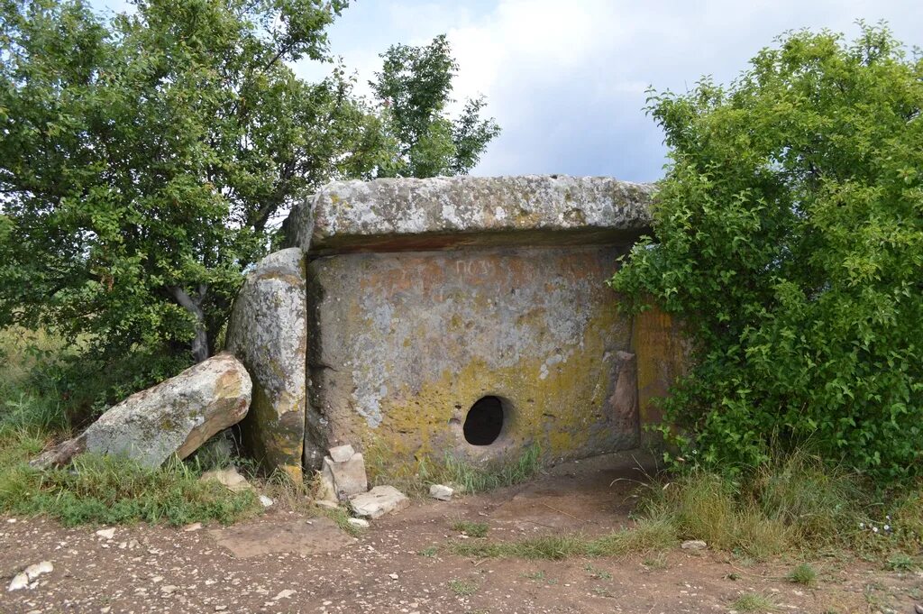 таврские дольмены. мегалиты дольмены остров веры. дольмены керчь. дольмены в крыму. дольмены в крыму красноселовка.
