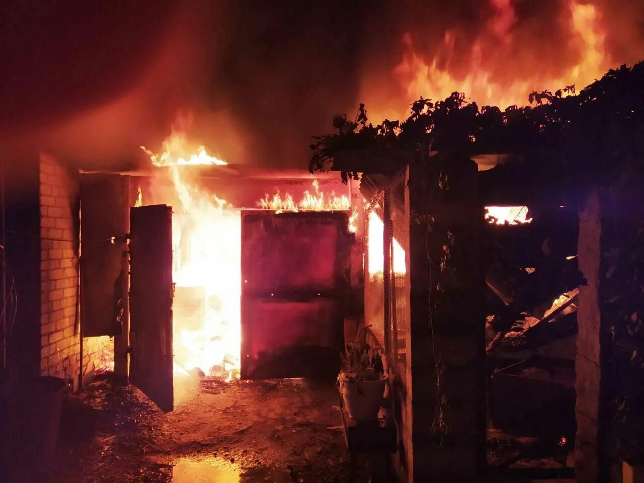 Где сегодня ночью был пожар. Пожар в частном доме. сгоревший частный дом. ночной пожар. горит частный дом ночью.