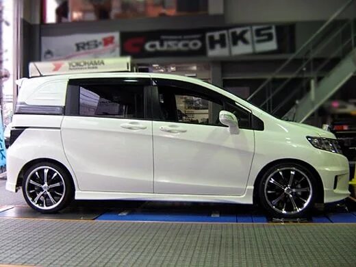 Фрид тюнинг. Honda freed Spike r17. Honda freed Spike r16. Honda freed r17. Honda freed Spike r18.