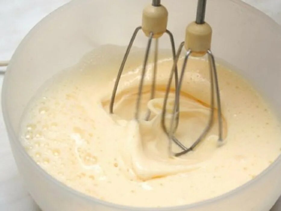 Взбитые яйца с сахаром. Лопатка для взбивания масла миксером. Насадка для взбивания кремов. Взбивание яиц с сахаром. Миксер для взбивания масла.