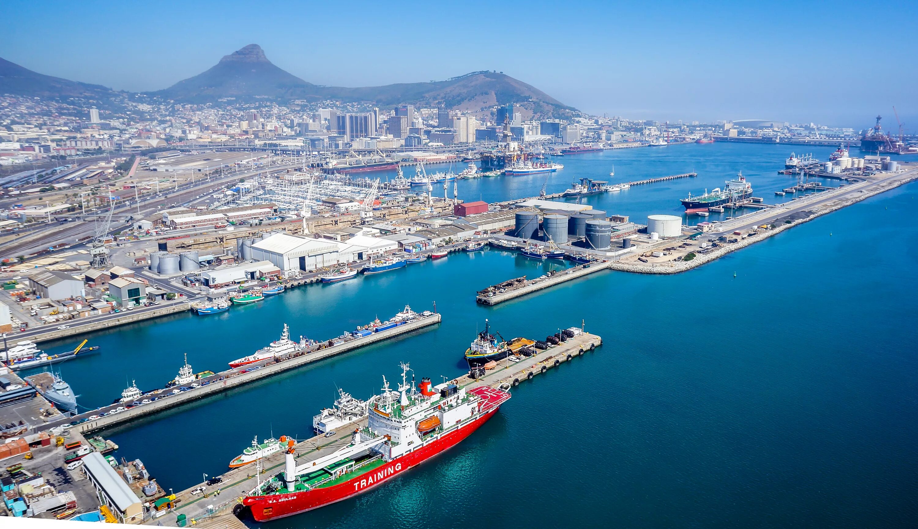 Города крупные морские порты африки. Порт Кейптаун ЮАР. Морской порт Кейптаун. Кейптаун город порт. Порт Дурбан ЮАР.