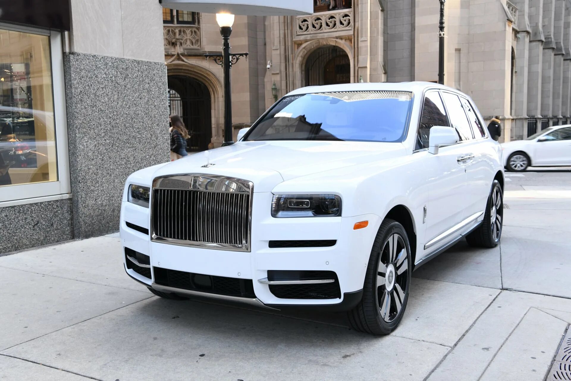 Rolls cullinan цена. Роллс Ройс Калинин. Роллс Ройс Куллинан белый. Роллс Ройс джип. Роллс Ройс SUV.