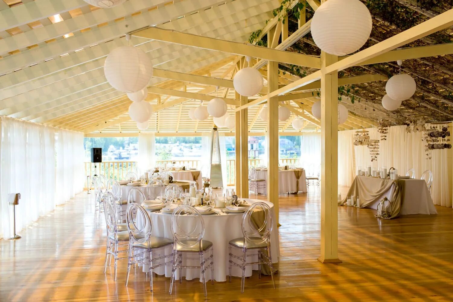 Дом у озера алабушево свадьба. Мореман яхт-клуб аврора шатер. Летняя веранда для свадьбы. Цмт веранда свадьба. Кафе лакада.