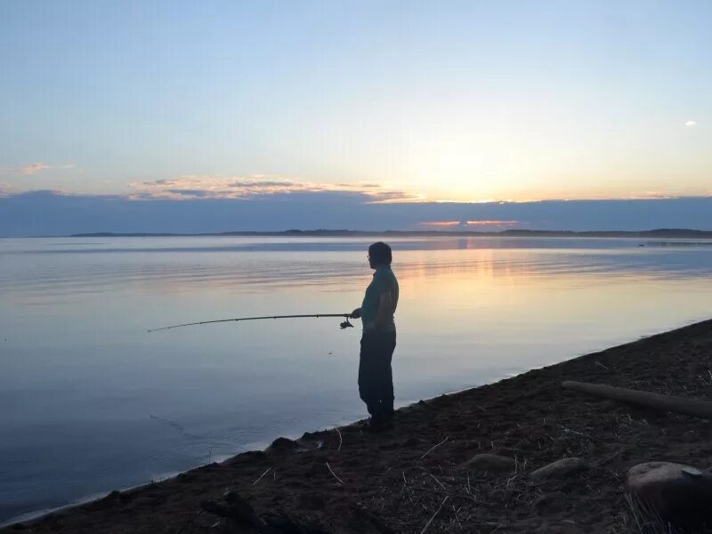 рыбалка в карелии на онежском озере. сямозеро карелия рыбалка. рыбак на озере. озеро пяозеро карелия. рыбалка на сямозере в карелии.