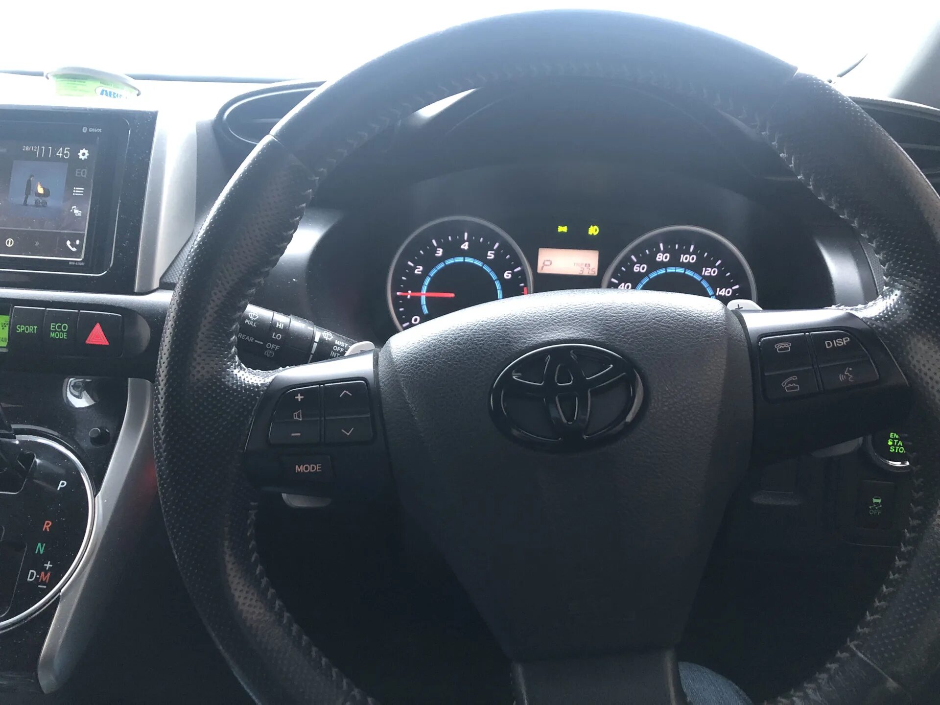 Значок тойота на руль. Руль Toyota Wish с 2012 года. Значок в руль Toyota. Кнопки руля Toyota Wish. Руль со значком Тойота.