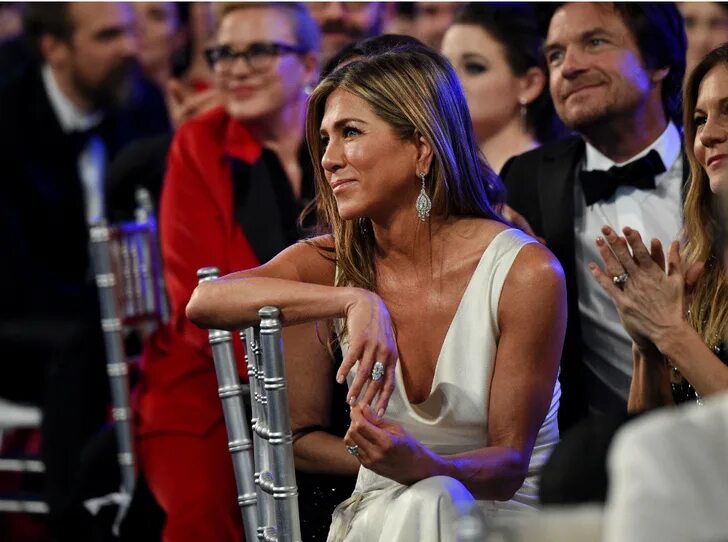 Дженнифер энистон с кем встречалась Jennifer Aniston and Reese Witherspoon pin a man against a WALL as they film for