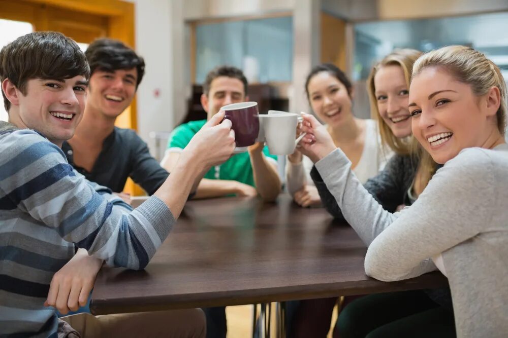 Students coming from. Студенты в кафе. Студенты в кофейне. Молодежь в кафе. Подростки в кофейне.