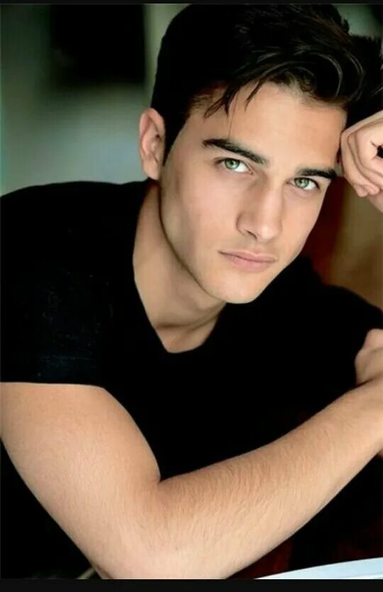 Никола радованович модель. Кареглазый брюнет. Пацаны брюнеты. Серджио карваджал 18 лет. Кларк кент актер.