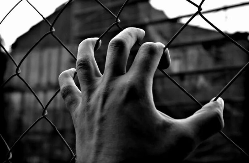 Закрытая дверь. Заперт либо в. Женщина в дверях. Мужчина за дверью. Старый дверной замок.