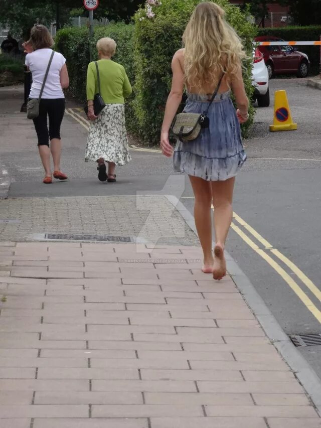 Можно ли ходить на улицу. Женщины гуляют на улице. Можно ли ходить на улицу. Люди в куртках на улице. Можно ли ходить на улицу.