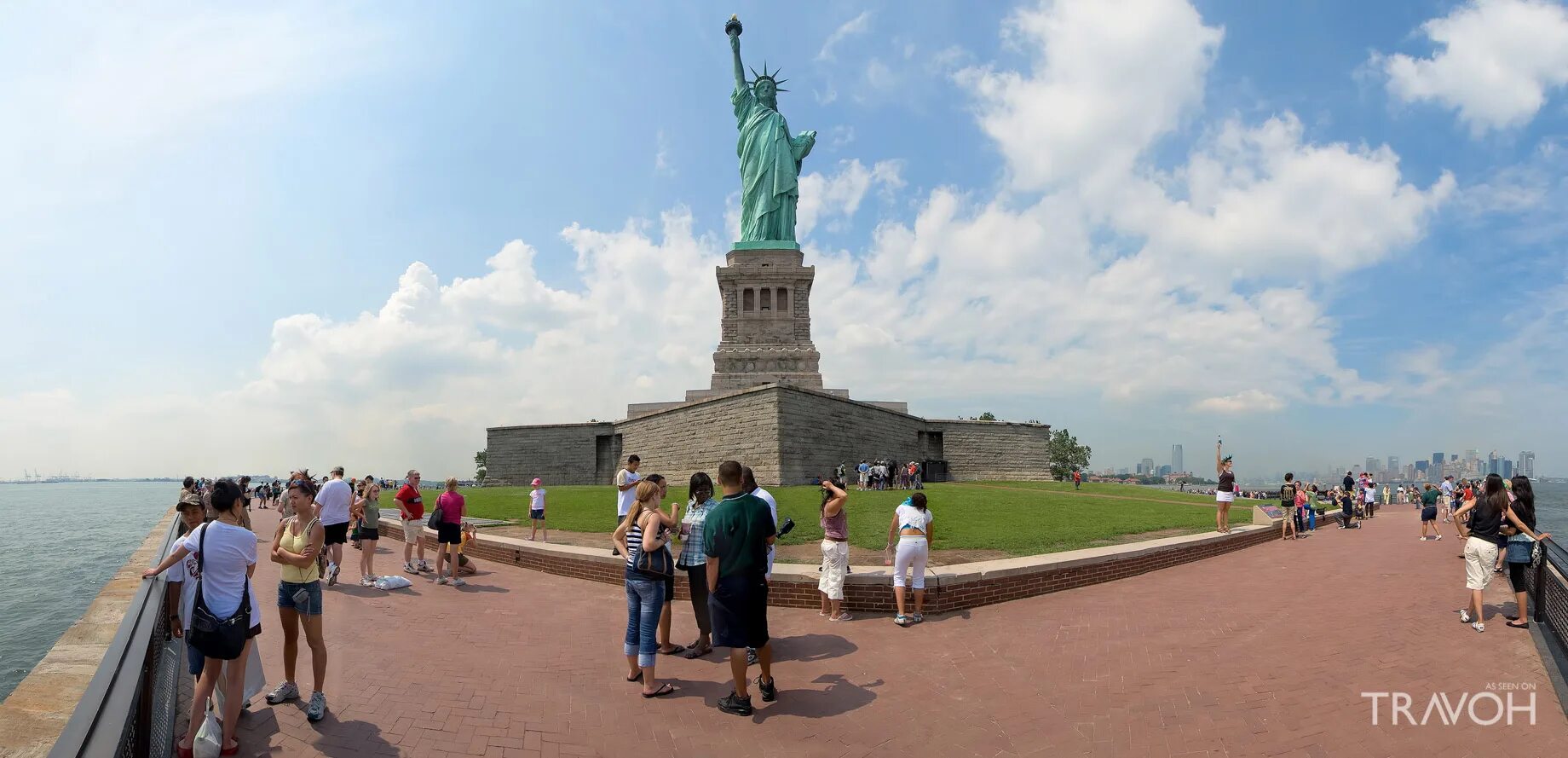 Первая очередь свободы. Статуя свободы Нью-Йорк туристы. Статуя свободы Нью-Йорк смотровая площадка. Статуя свободы Нью-Йорк селфи. Статуя свободы и человек.