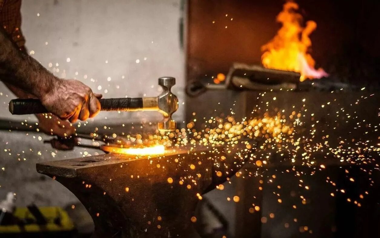 Кузнец профессия. Ковка металла. Кузница мастерская горынин. Старинная кузница. Кузнец в кузнице.