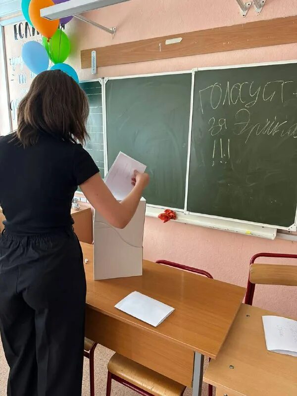 Совсем классом. Фотосъемка детей в школе. Ученик 9 класса. Младшие школьники. Ребенок первоклассник.