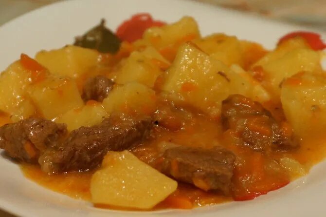 тушёная картошка с мясом. тушёная картошка с мясом в детском саду. тушеная картошка в столовой. тушёная картошка с курицей. тушеная говядина с картошкой.