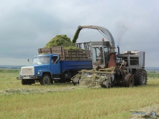 Комбайн кск 100. КСК 100 комбайн. Силосоуборочный комбайн КСК-100. Комбайн силосный КСК. Корма уборочный комбаин кск100.