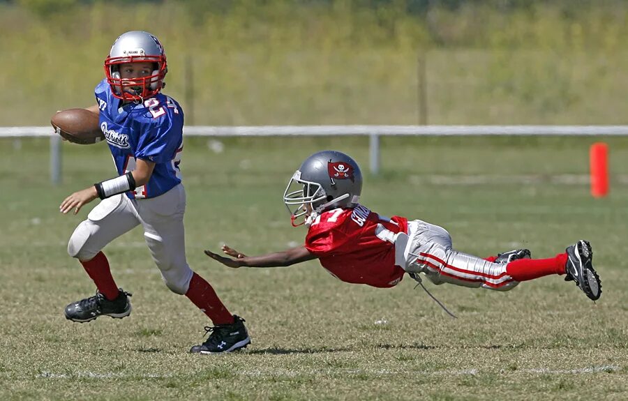 1 find the sports. Секция американского футбола для детей. Play Football американский. Children playing American Football. Флаг Юниор футбол.