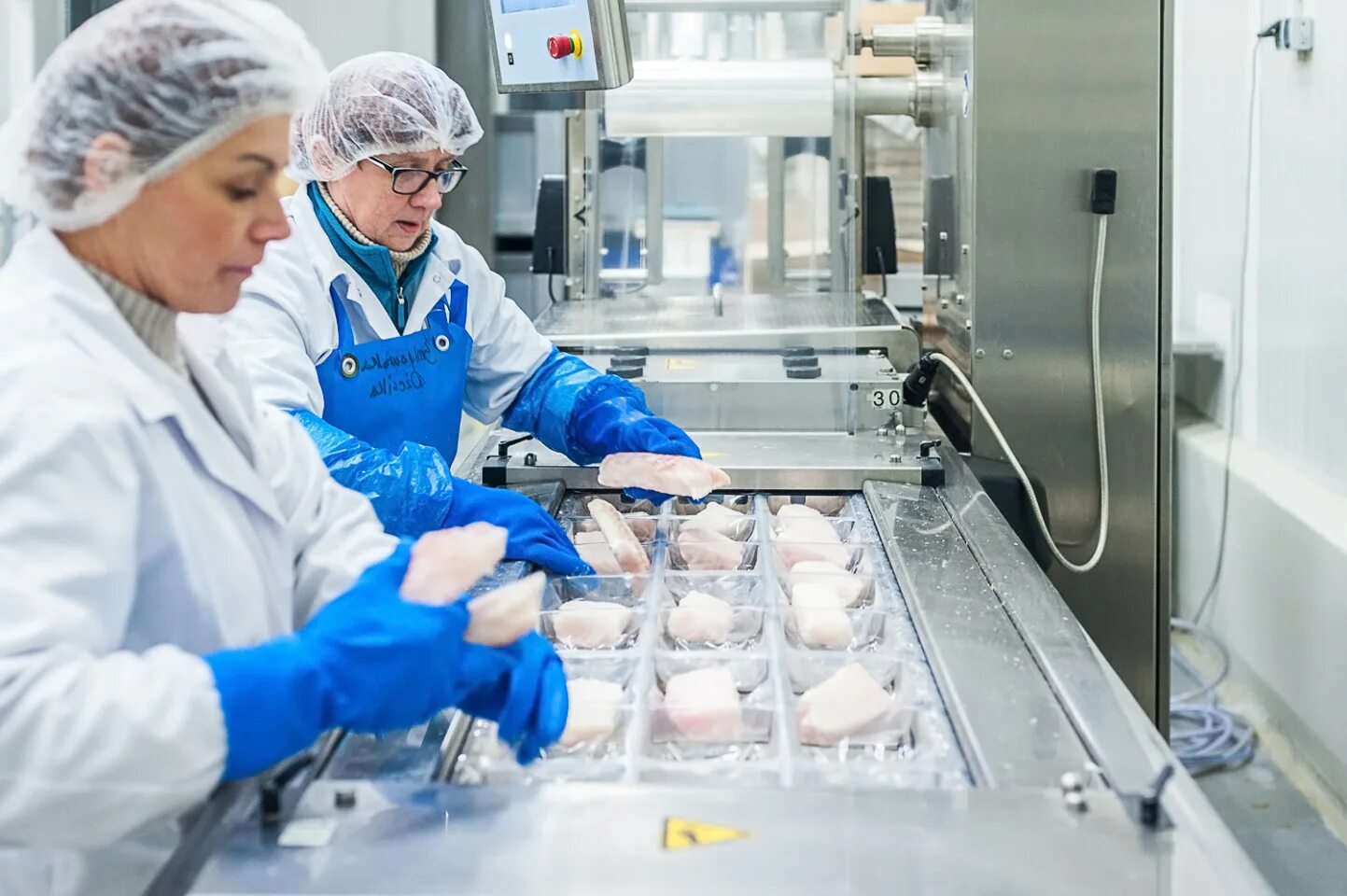 Упаковщик на производство рыбы. Сотрудники завода. М завод вакансии. Завод машиностроения. М завод вакансии.