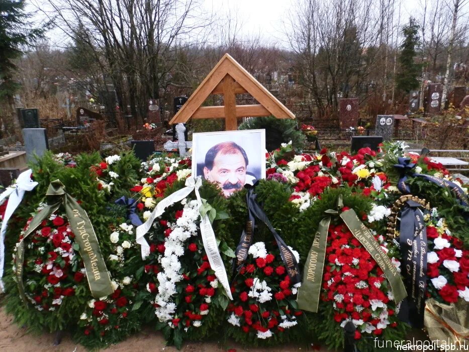 Кладбище знаменитостей в санкт петербурге. Олейников илья львович могила. могила ильи олейникова. могила ильи олейникова на казанском кладбище. илья олейников могила.