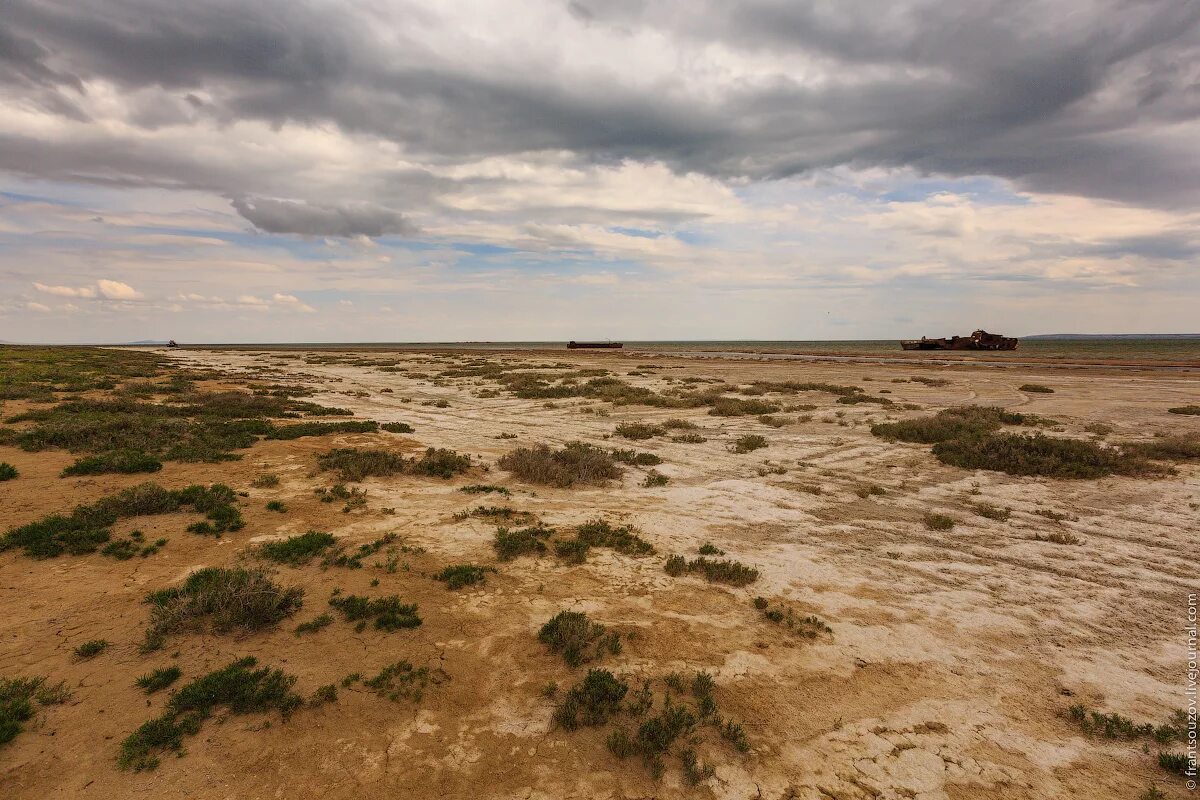 Причины исчезновения аральского моря. Где исчезло море. Высохшее аральское море 2020. Аральское море 2020. Высохшее аральское море.