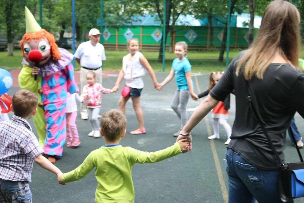 Детское мероприятие во дворе. Праздник двора сегодня. Дворовый праздник. Конкурсы для праздник двора. Красивое название для праздника двора.
