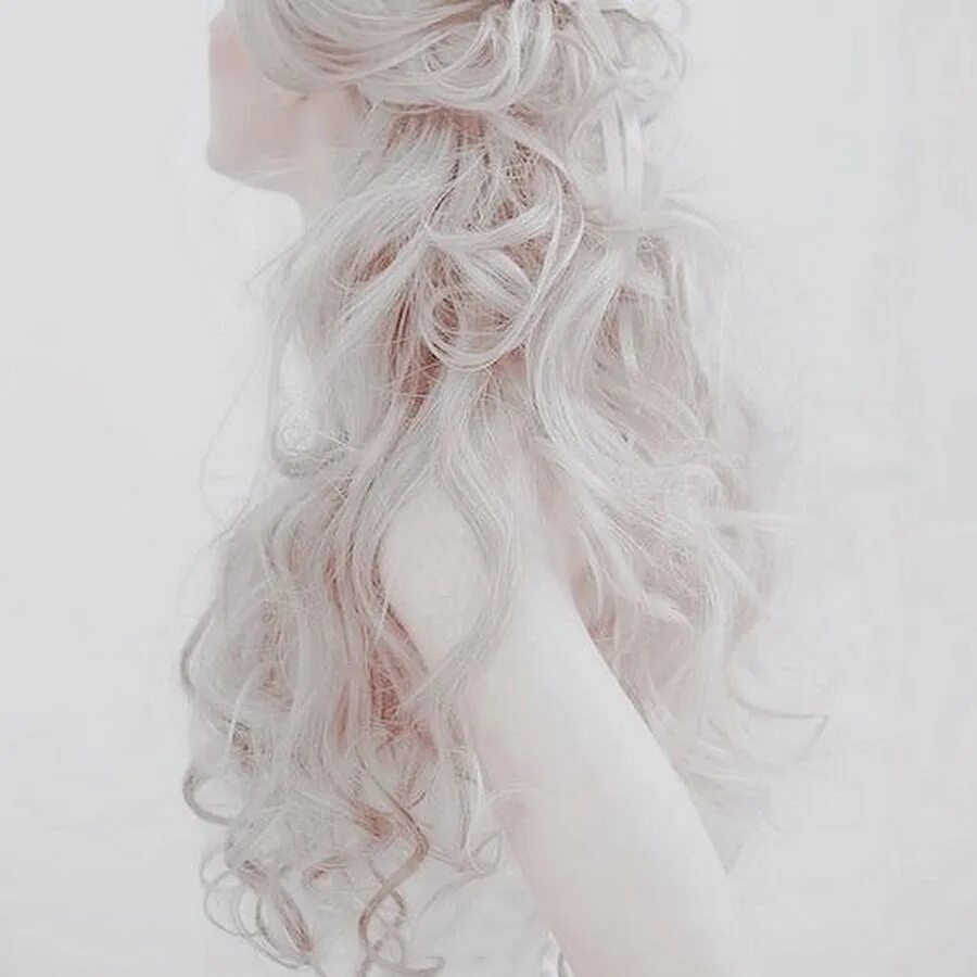 Белые волнистые волосы эстетика. Мои белые локоны падают на плечи. Белые локоны падают. Локоны падают на плечи. Мои белые локоны падают на плечи.