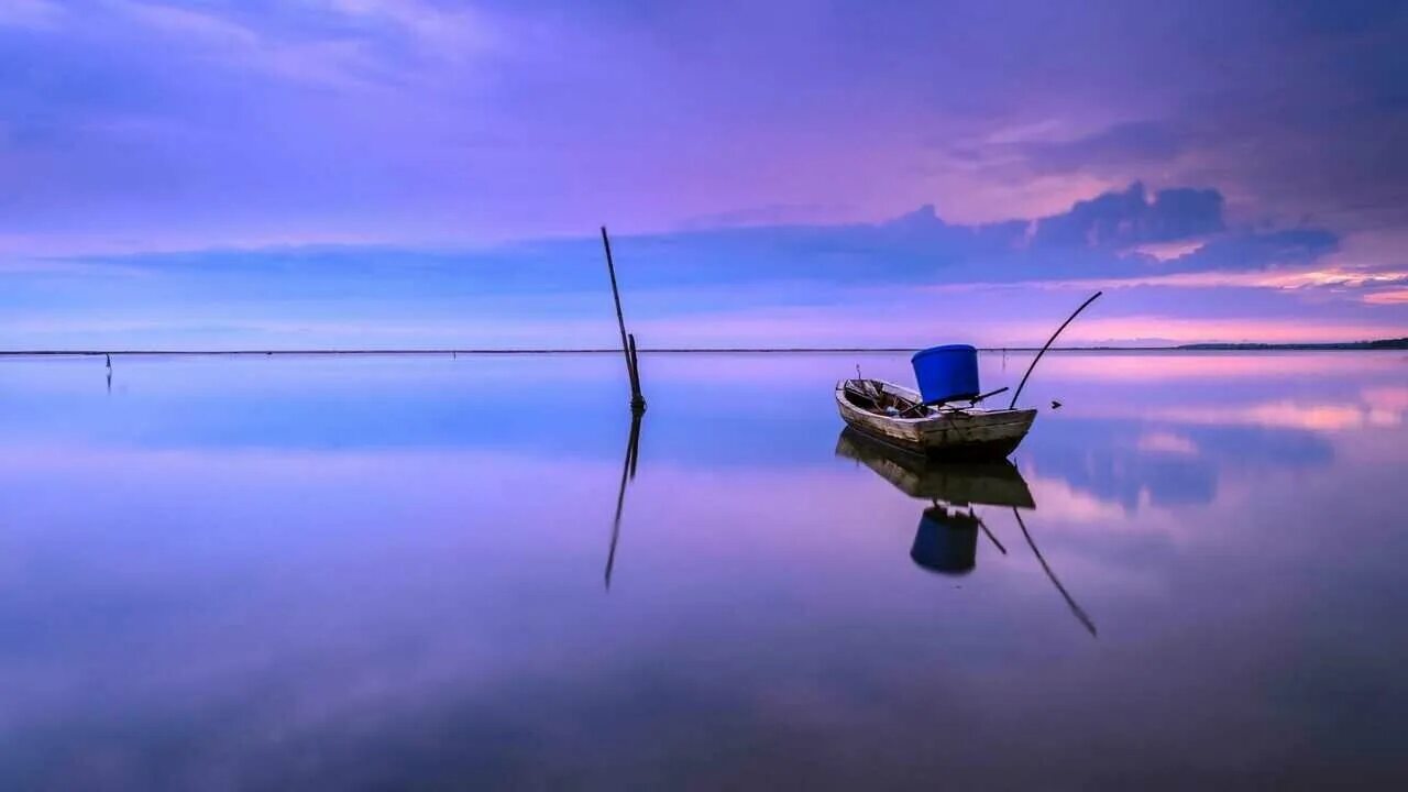 Множество лодок. Алюминиевая лодка плоскодонка. Деревянная лодка для рыбалки. Лодка на реке. Деревянные большие лодки.