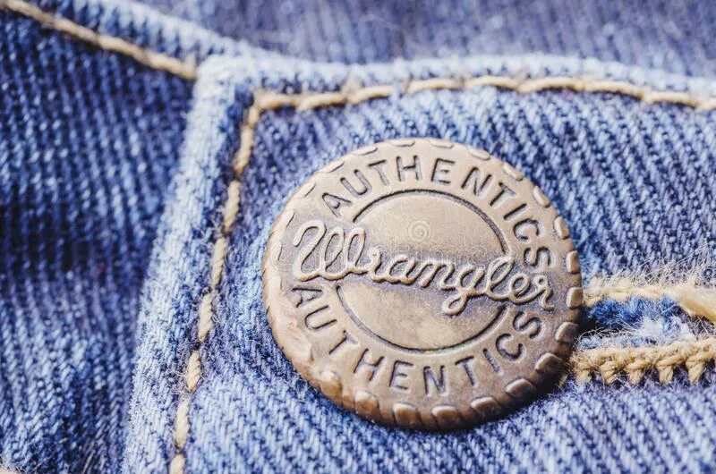 Как правильно пишется джинс. Джинсы wrangler 9760wbs. пуговица wrangler. пуговицы джинсов вранглер. джинсы вранглер на пуговицах.