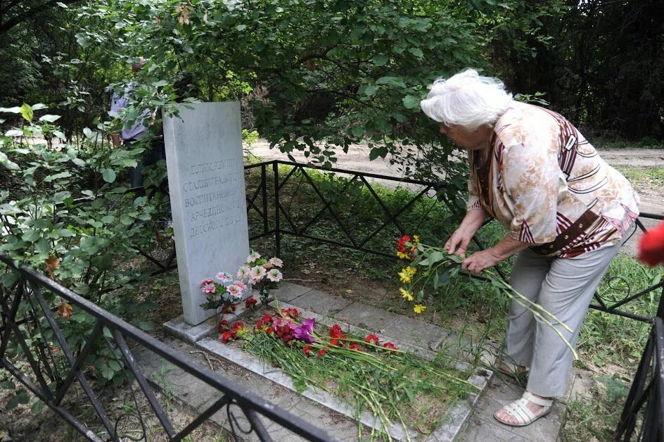 Можно ли пойти на кладбище. Бабушка на кладбище. Кладбища Волгоградской области. Поведение на кладбище. Кладбище красное на Волге.