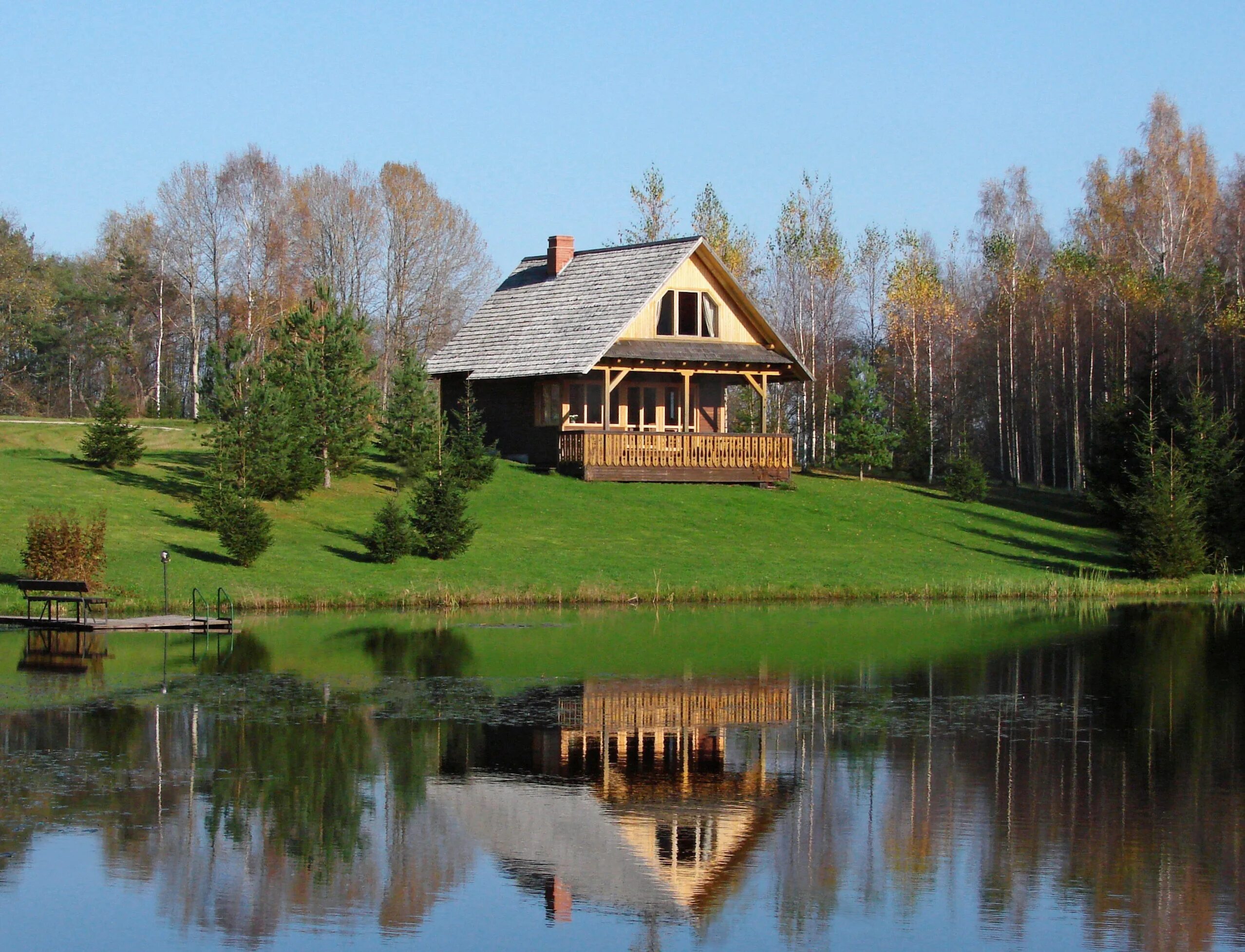 Дом у реки (River Cottage). Домик лесника около озера Выштынецком озере. Домик у озера.