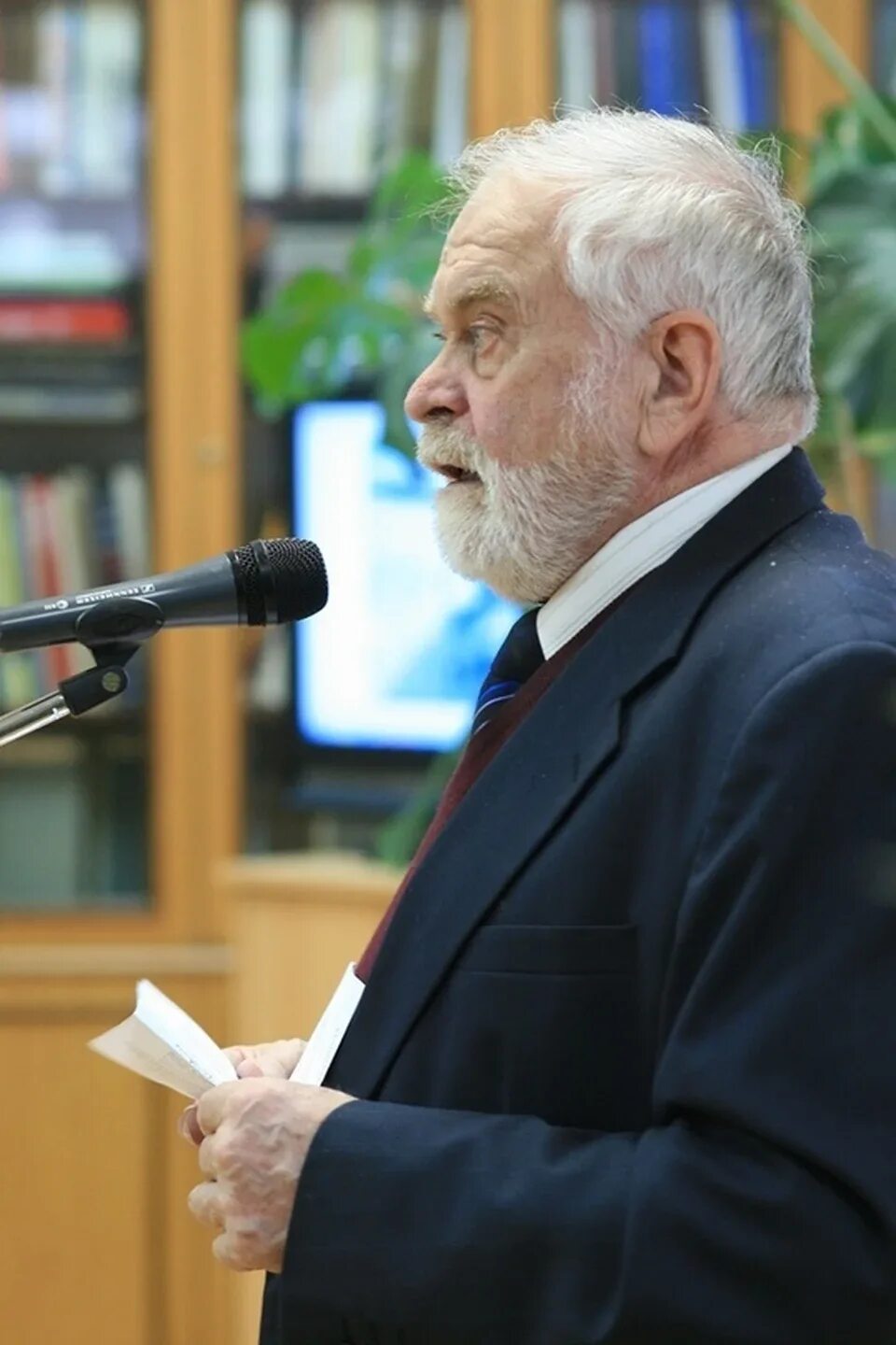 Лазарев Орел писатель.
