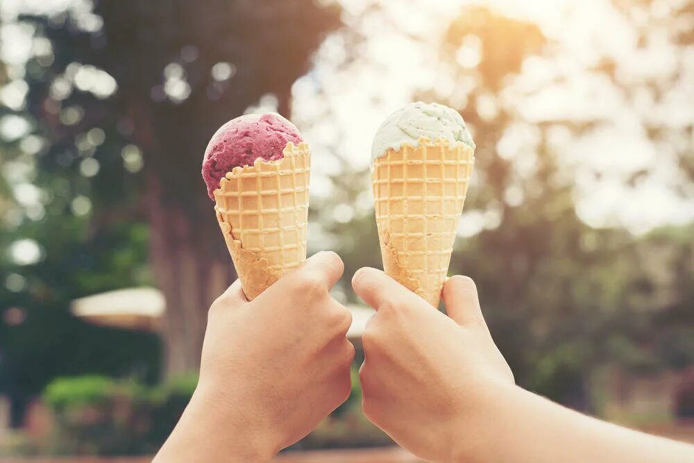 Можно мороженку. Мороженое. Мороженое в вафельном рожке. Мороженое в руке. Мороженое лето.