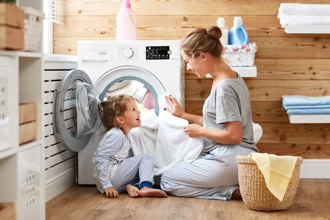 Принимаем стиральные машинки. Детские вещи в стиральной машине. Стирка в стиральной машине. Стиральная машина для детей. Стиральная машина в доме.