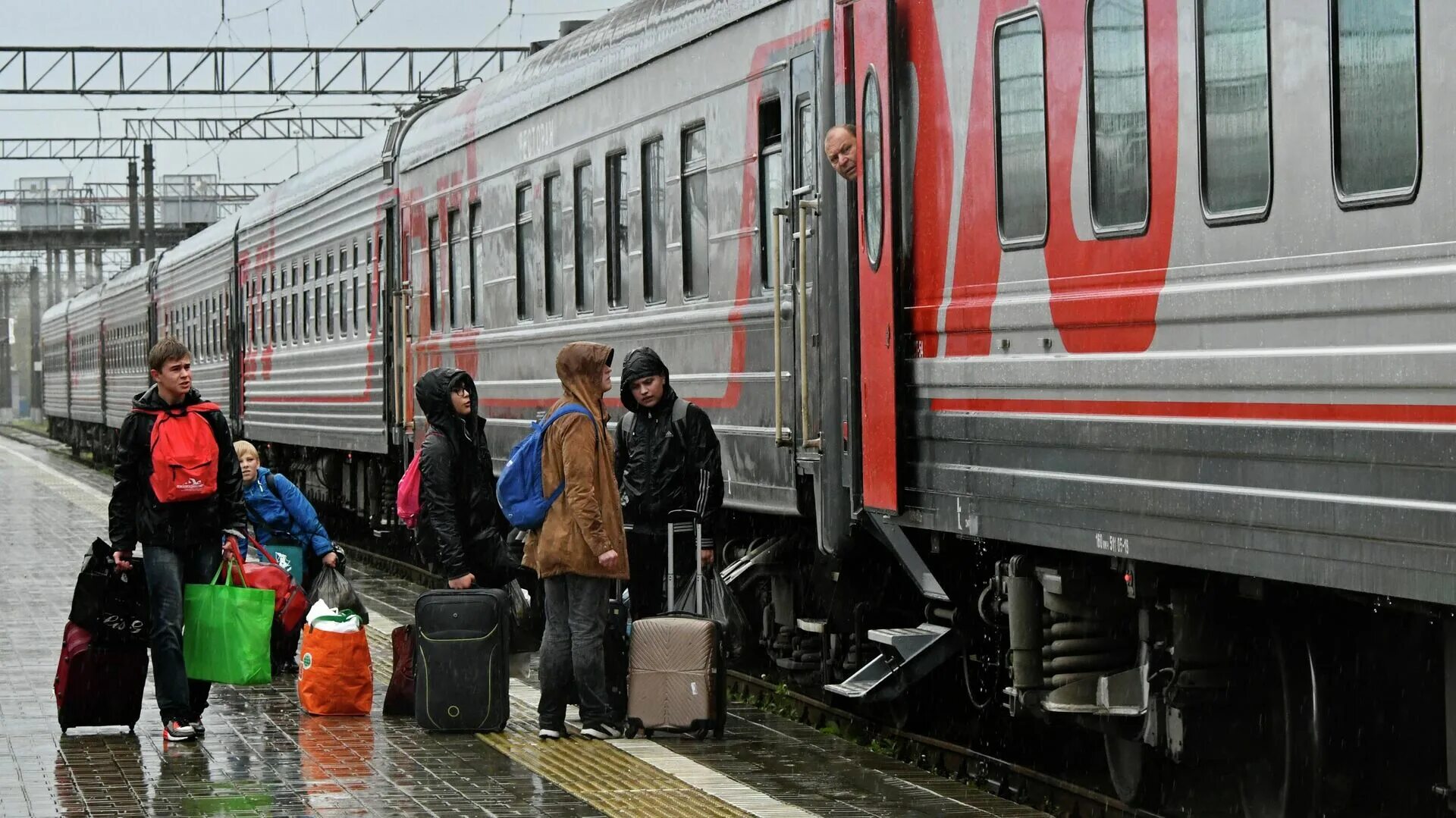 Движение поезда 11. Поезд РЖД. Пассажиры на перроне. Настоящие поезда. Поезд дальнего следования.