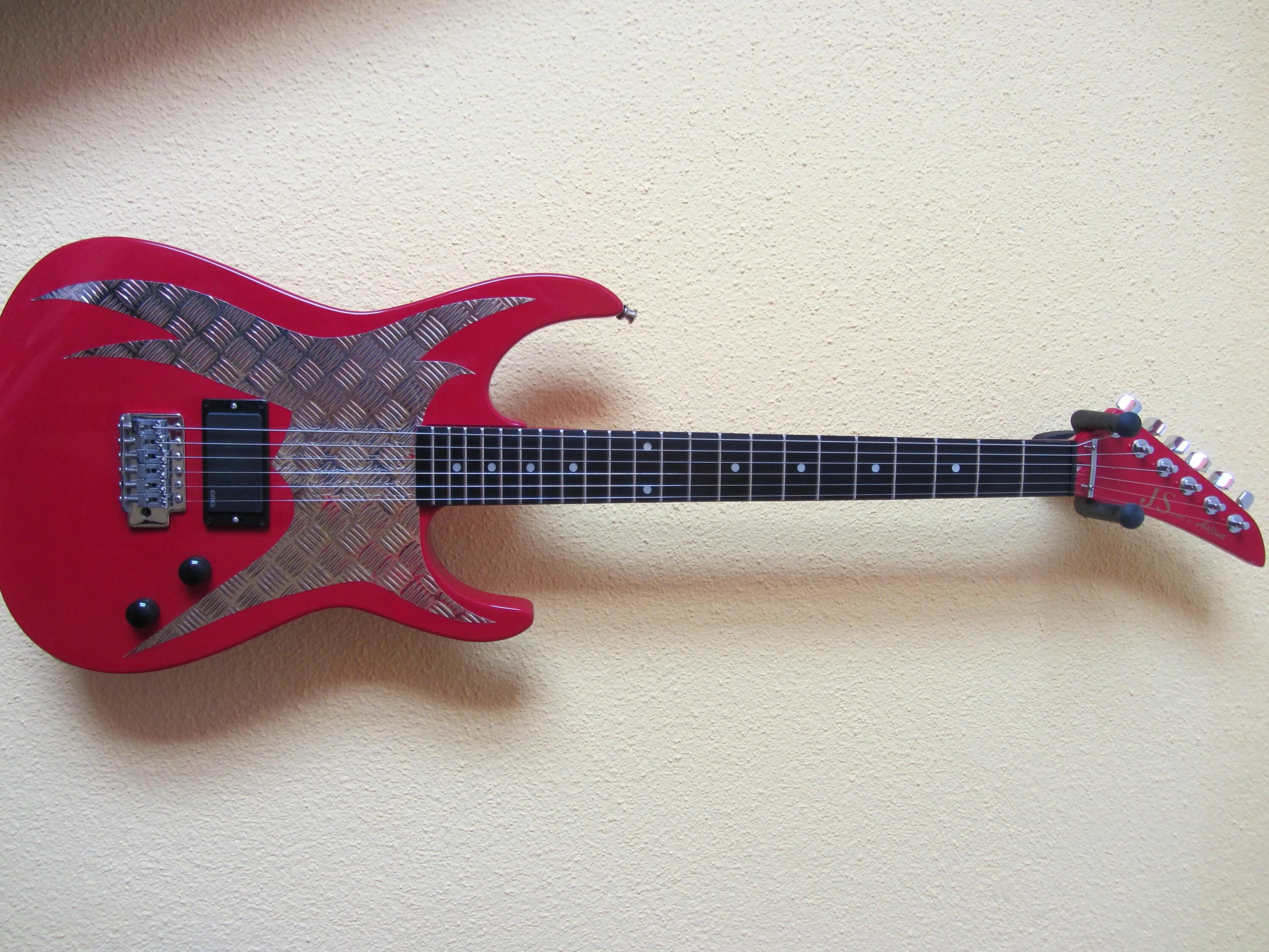 Гитара crazy. Aria pro 2 diamond series bass. гитара solar superstrat. бас гитара crazy. бас гитара crazzy.