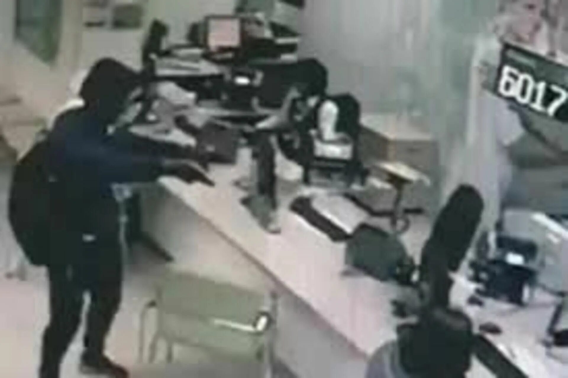 Маска грабителя. Ограбление магазина в сша. Ограбление магазина в сша. Ограбление в северном голливуде 1997. Ограбление банка с камер.