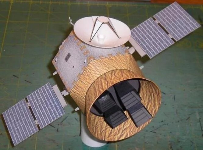 Как сделать космический аппарат. Модель спутника из картона. Модель спутника из бумаги. Модель спутника поделка. Космический аппарат из бумаги.