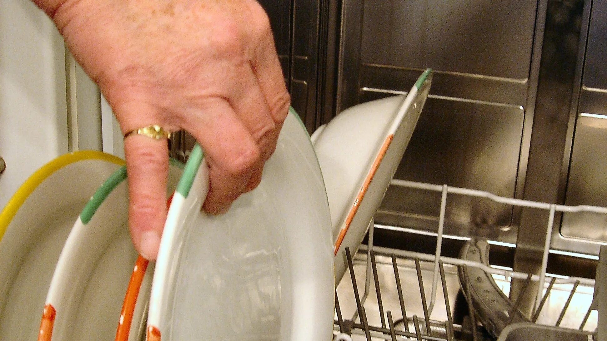 Самодельная посудомоечная машина. Правильно загрузить посудомоечную машину. Самодельная посудомоечная машина своими руками. Самодельная посудомоечная из ведра и двух щеток.
