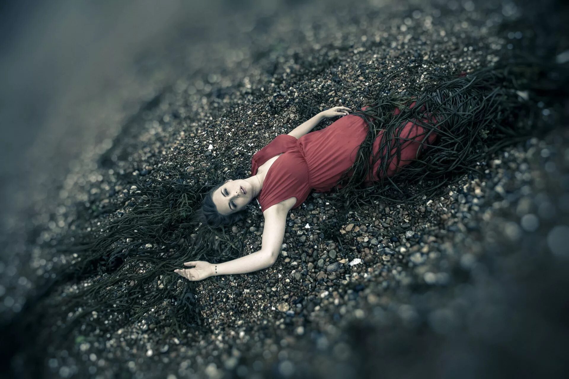 Запуталась в платье. Левушка лежит на земле. Девушка лежит на земле мёртвая. Мертвая девушка в платье.