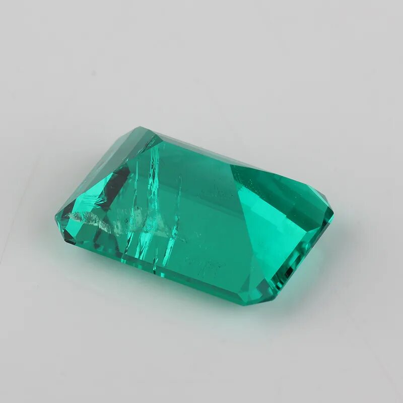 Изумруд камень неограненный. L1676 изумруд. 08. Версаче золотое кольцо с изумрудом и бриллиантами 583. Изумруд 2001.