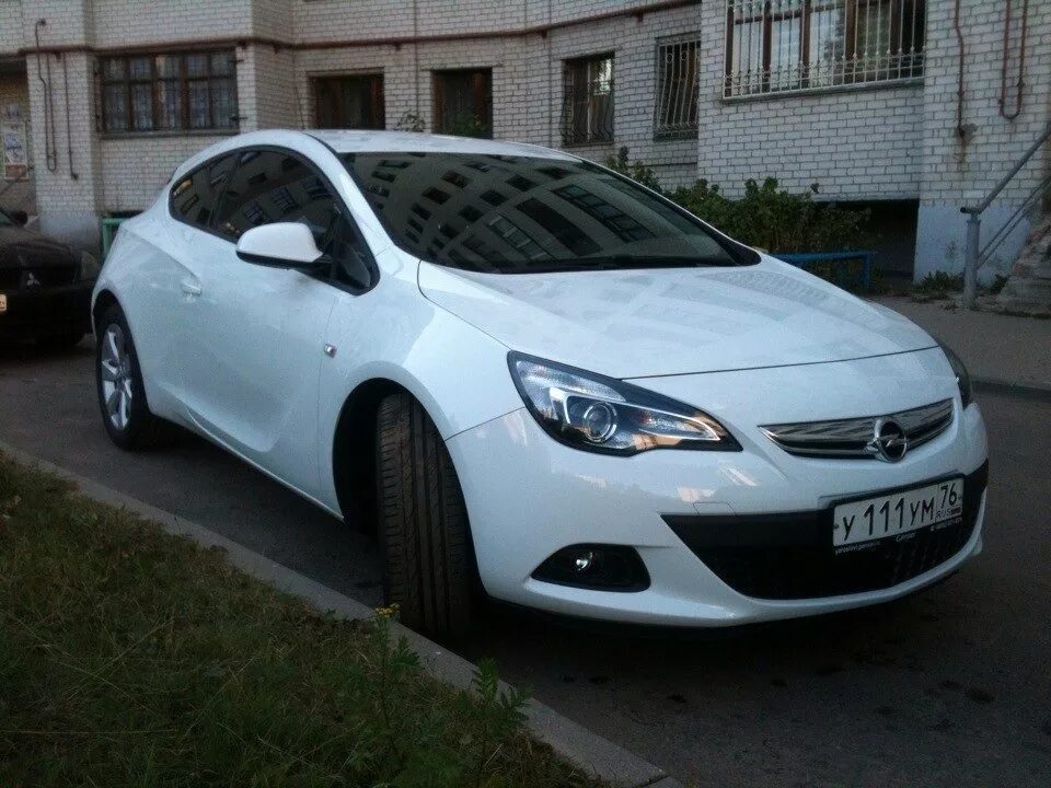 Опель тонированный. Opel astra gtc белая. opel astra j хэтчбек белая тонированная. opel astra gtc j белая. opel astra j белый тонированный.