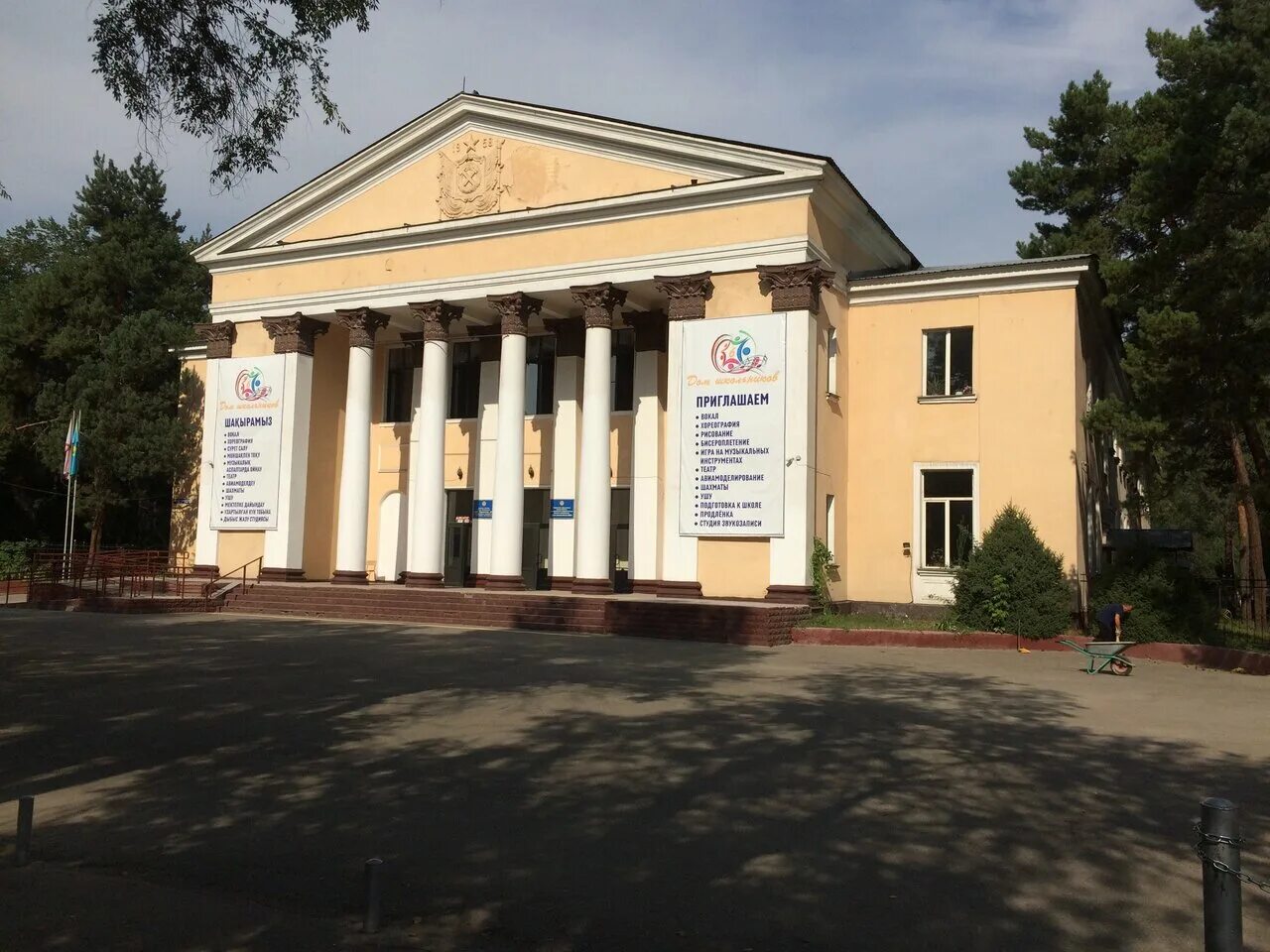 современные фасады. дом школьника. дом в майнкрафте. дом школьников 3. улица черкасская дом 15 колледж.