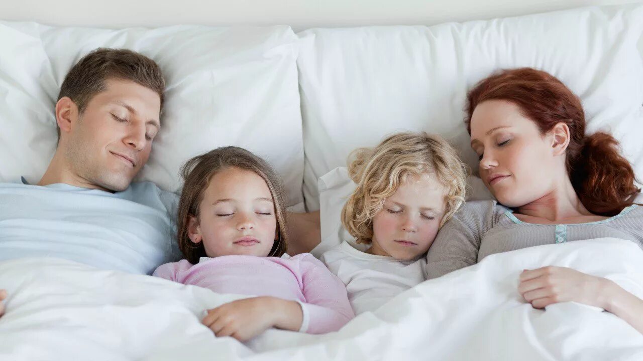 для совместного сна с младенцем. можно ли ребенку спать с родителями. можно ли ребенку спать с родителями. совместный сон с мамой. семья спит.