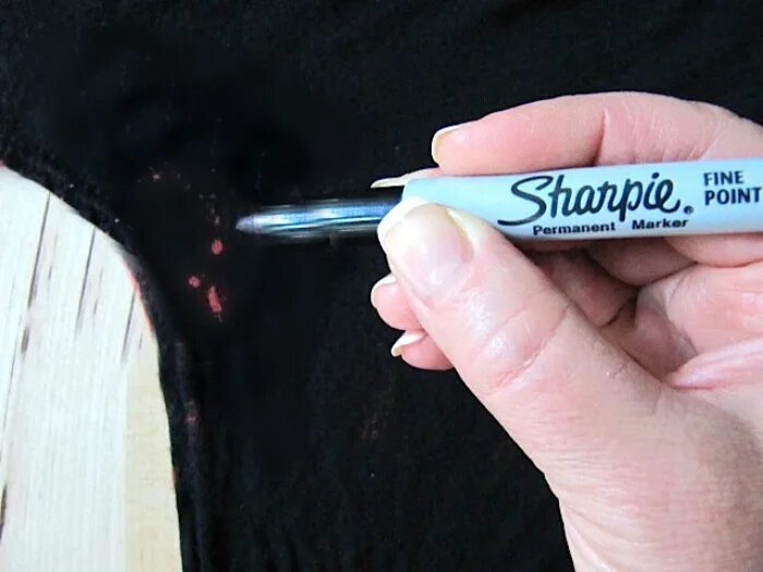 Брызги краской зубной щеткой. Ткань с пятнами от белизны. Пятна от белизны на черном. Чем закрасить пятно от белизны. Пятно от краски на одежде.