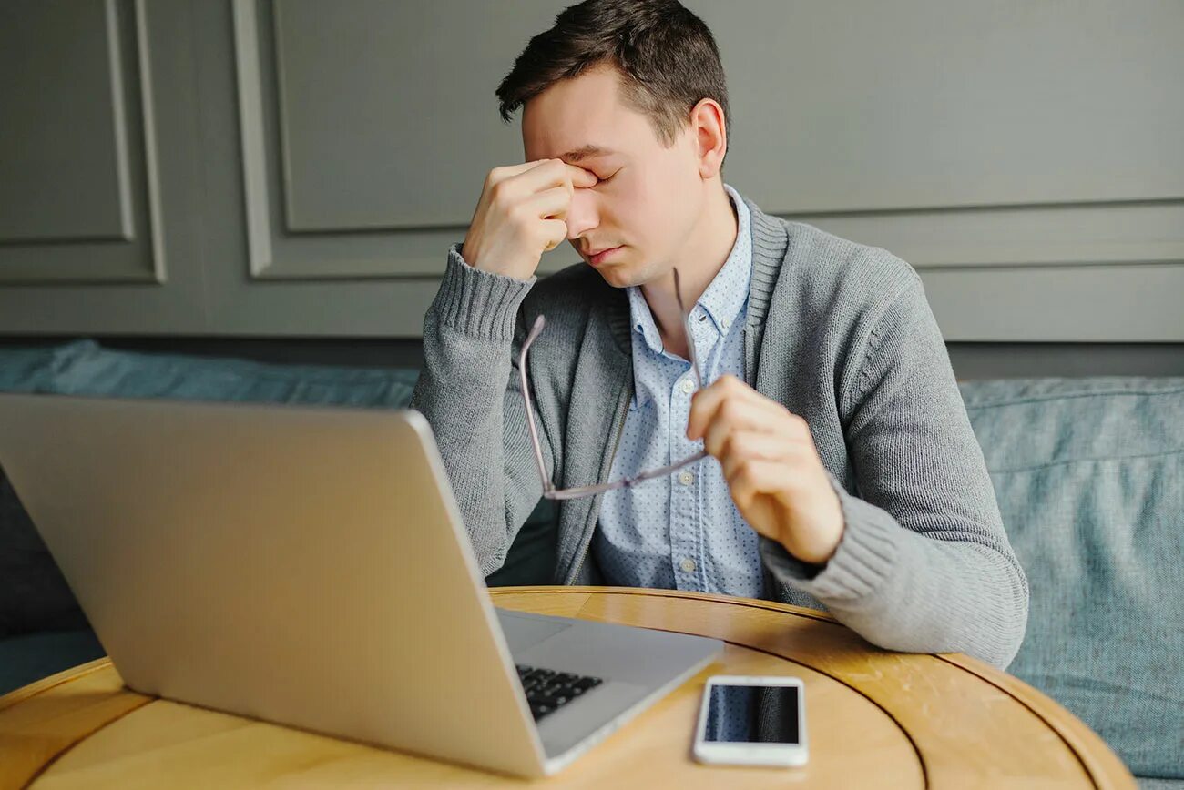He was exhausted. Усталый человек за компьютером. Усталый человек. Человек устал. Уставший человек.